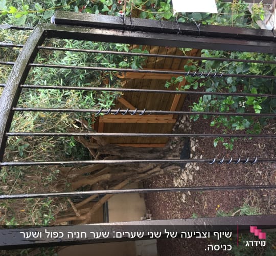 שער מתכת עם חוטי תיל מסולסלים